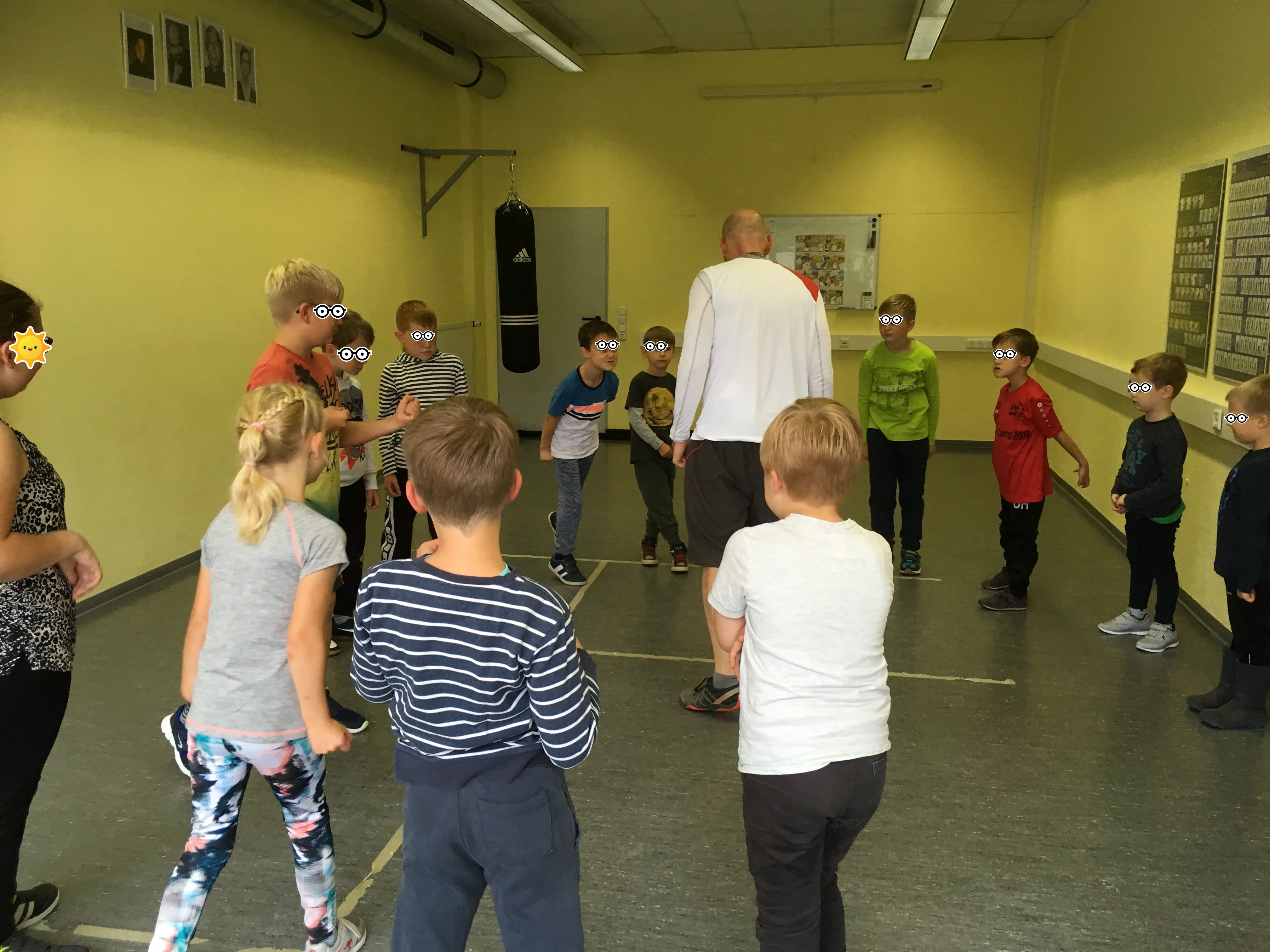 Kids WingTsun Attendorn – Trainer Christian Arnoldi erklärt Übung