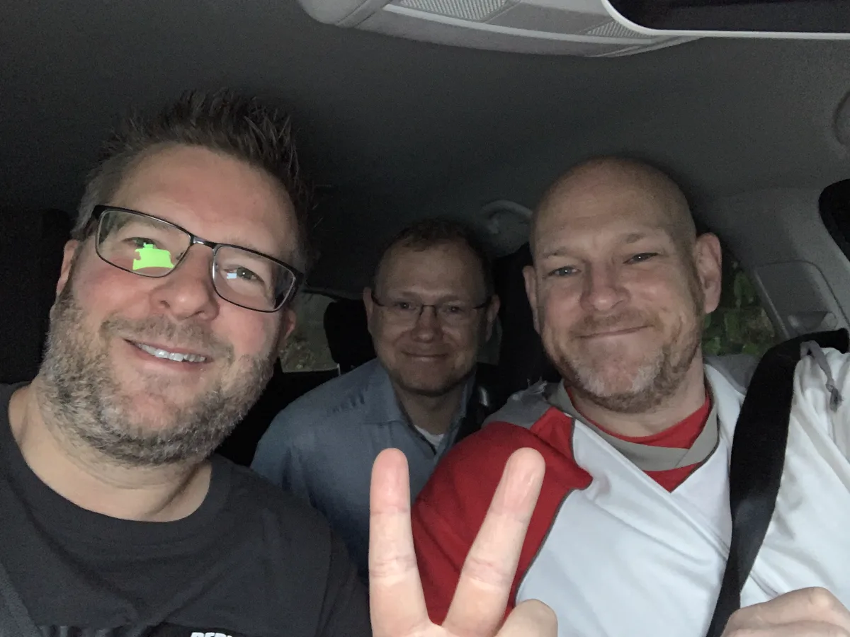 Selfie im Auto: zu dritt auf dem Weg zum EWTO-Lehrgang nach München