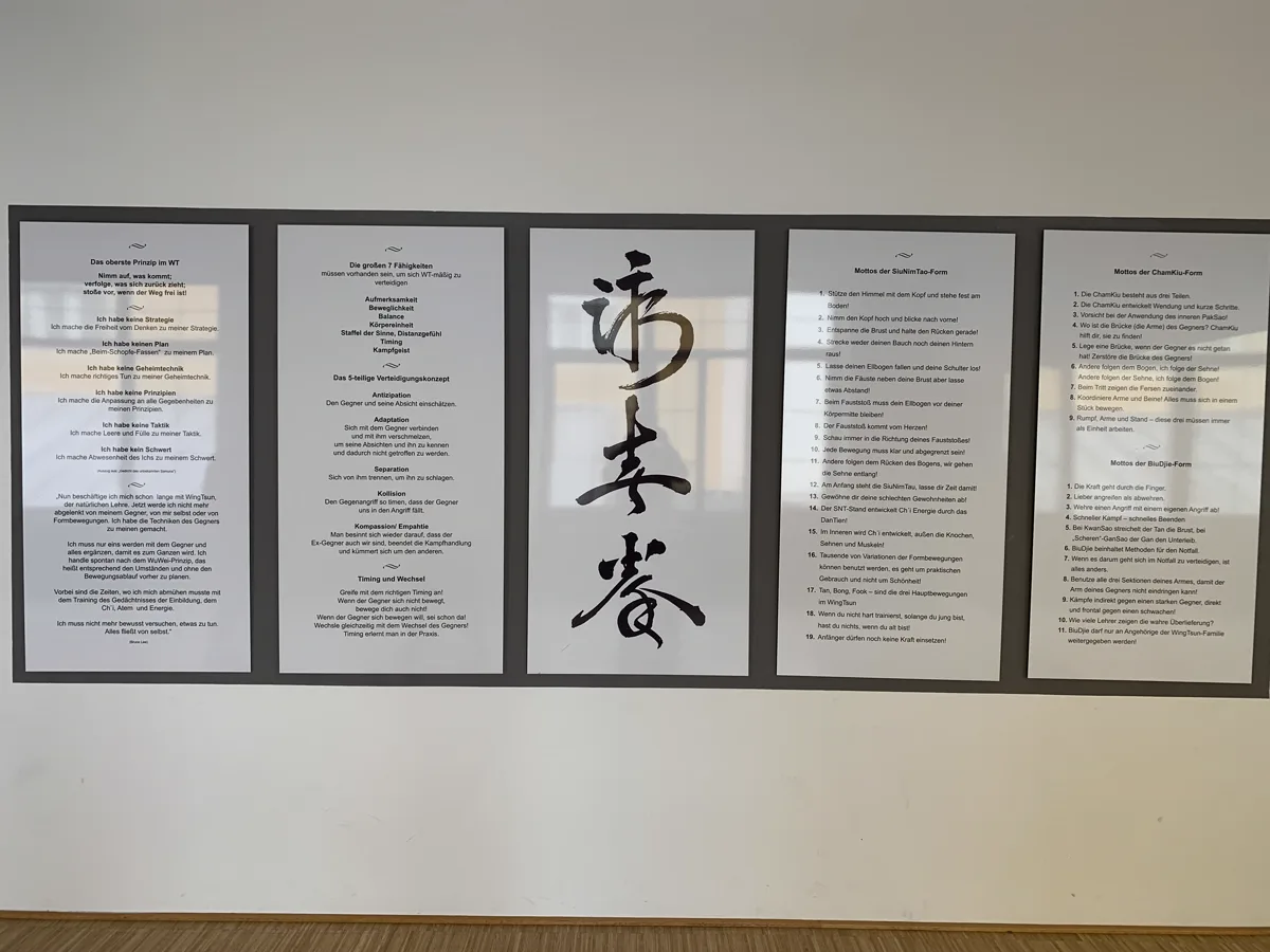 Die WingTsun-Prinzipien und die Mottos der Formen an der Wand des Trainingsraums