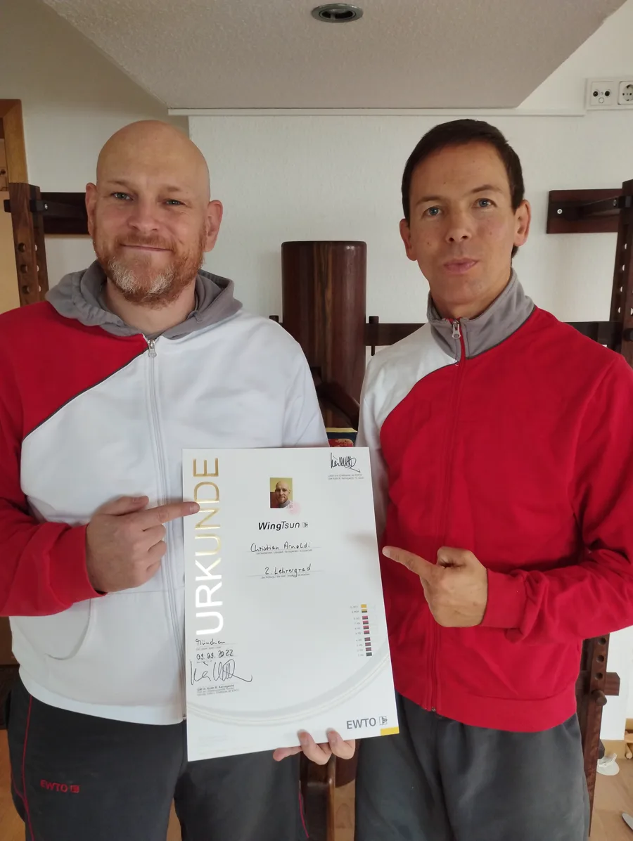 Christian Arnoldi und SiFu Axel Lukas mit der Urkunde zum 2. Lehrergrad in der Akademie in Waldbröl