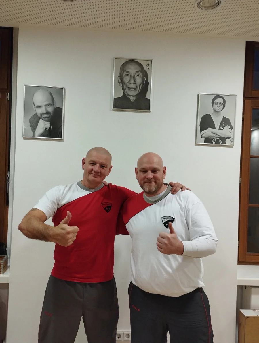 Christian Arnoldi mit DaiSiFu Roy Schirdewahn nach dem Abschluss der Ausbildung zum Gewaltpräventionstrainer 2 in Heidelberg