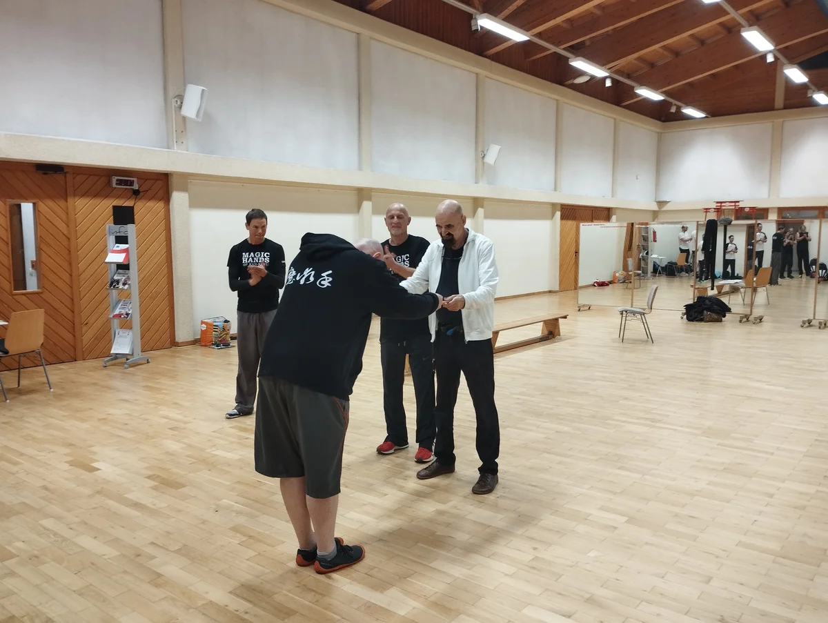 Großmeister Kernspecht überreicht die SiFu-Urkunde