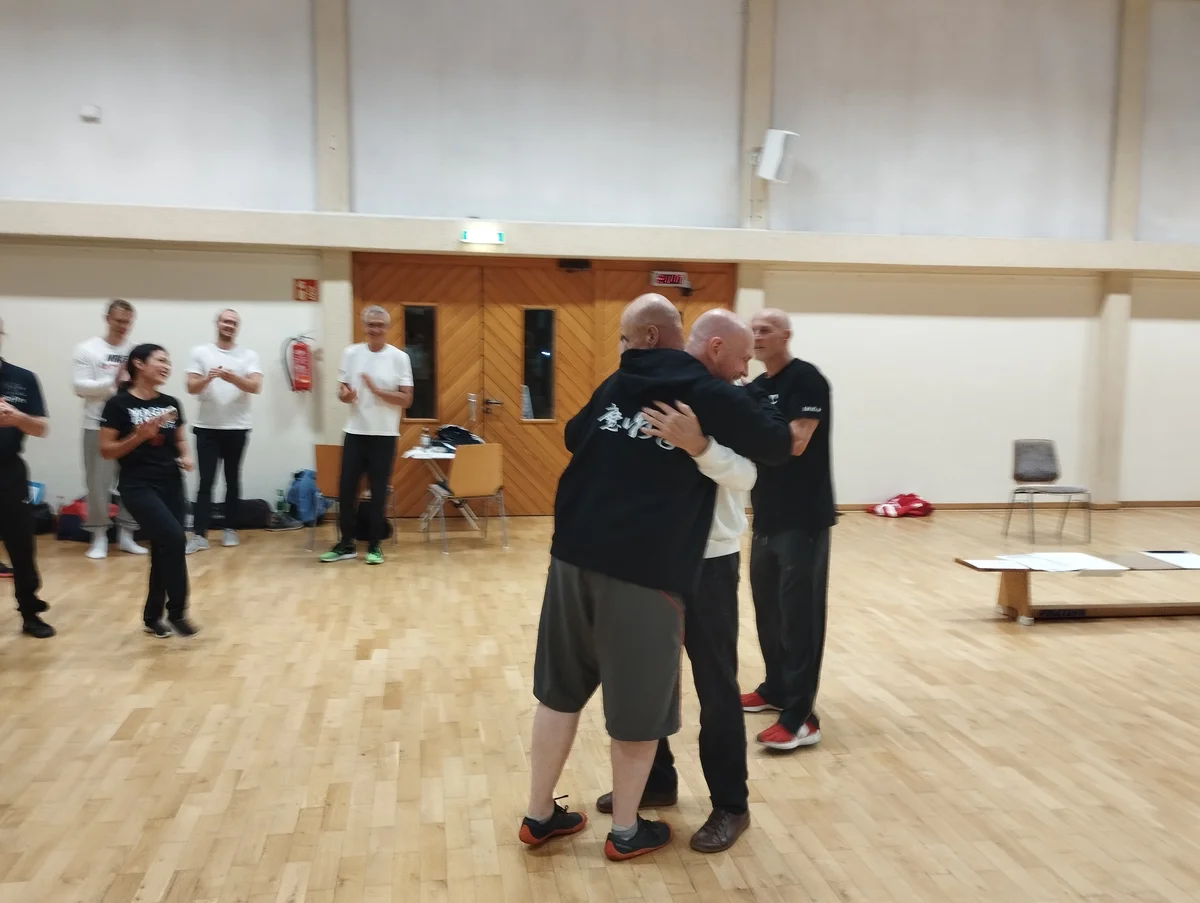 Umarmung nach der Ernennung zum SiFu of WingTsun